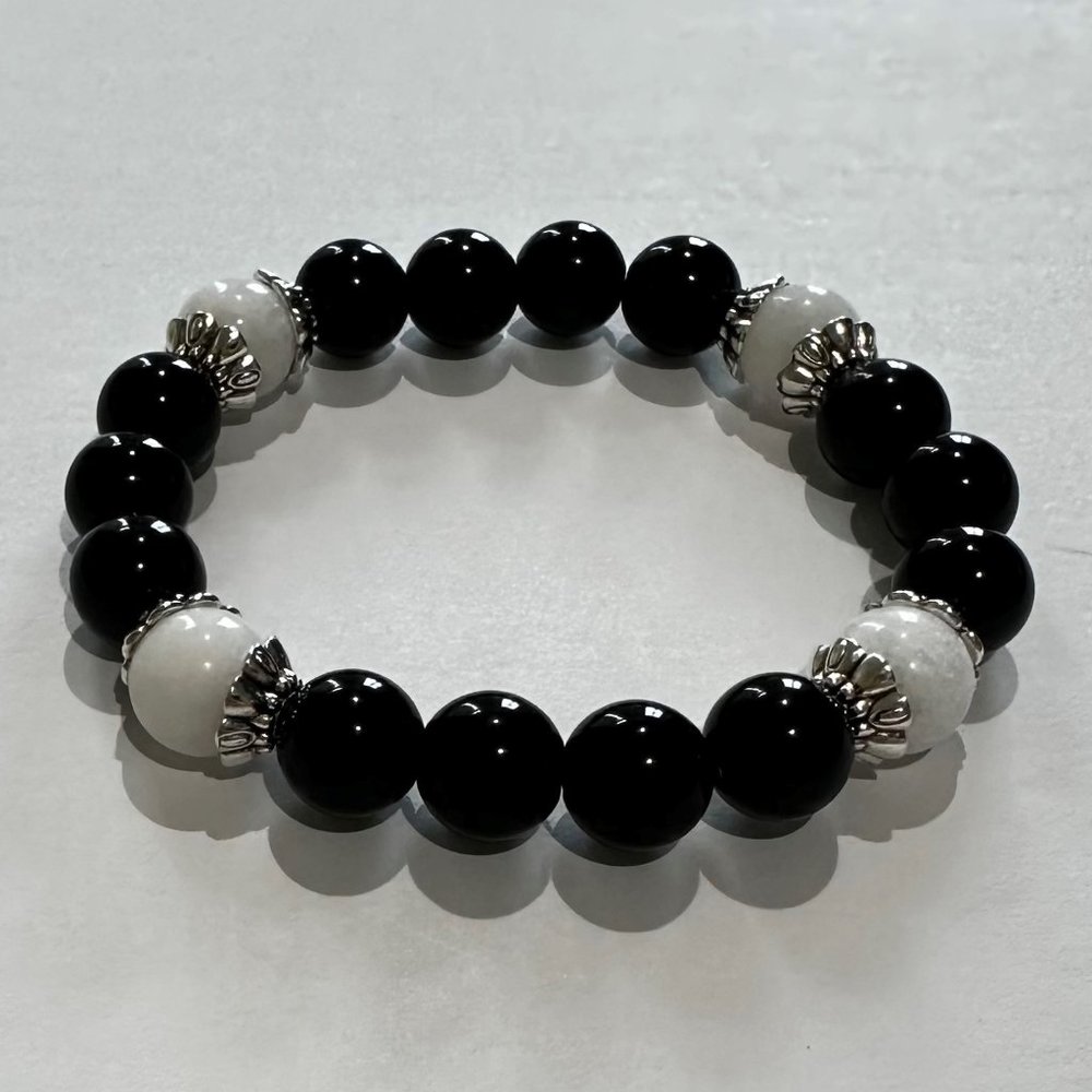 10mm Polish Black Onyx & White Tridacna Accent Stretch Bracelet